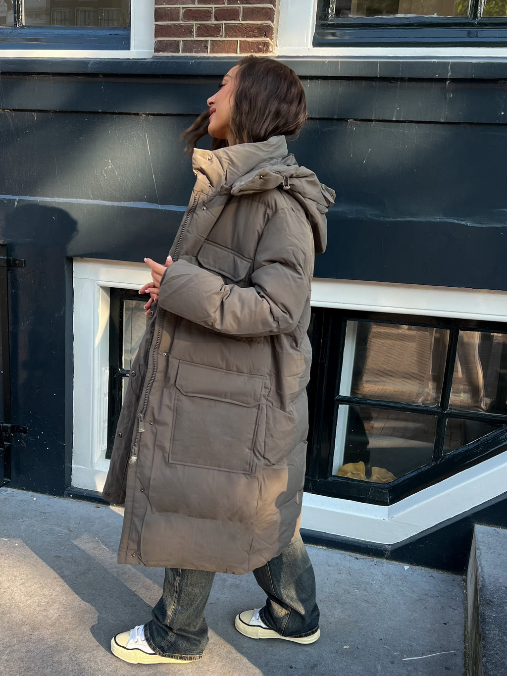 PUFFER MIT GROßER KLAPPE TAUPE