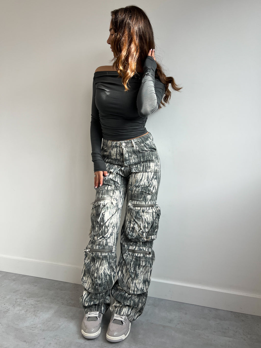 Von Attico inspirierter Cargo-Graudruck mit mehreren Taschen