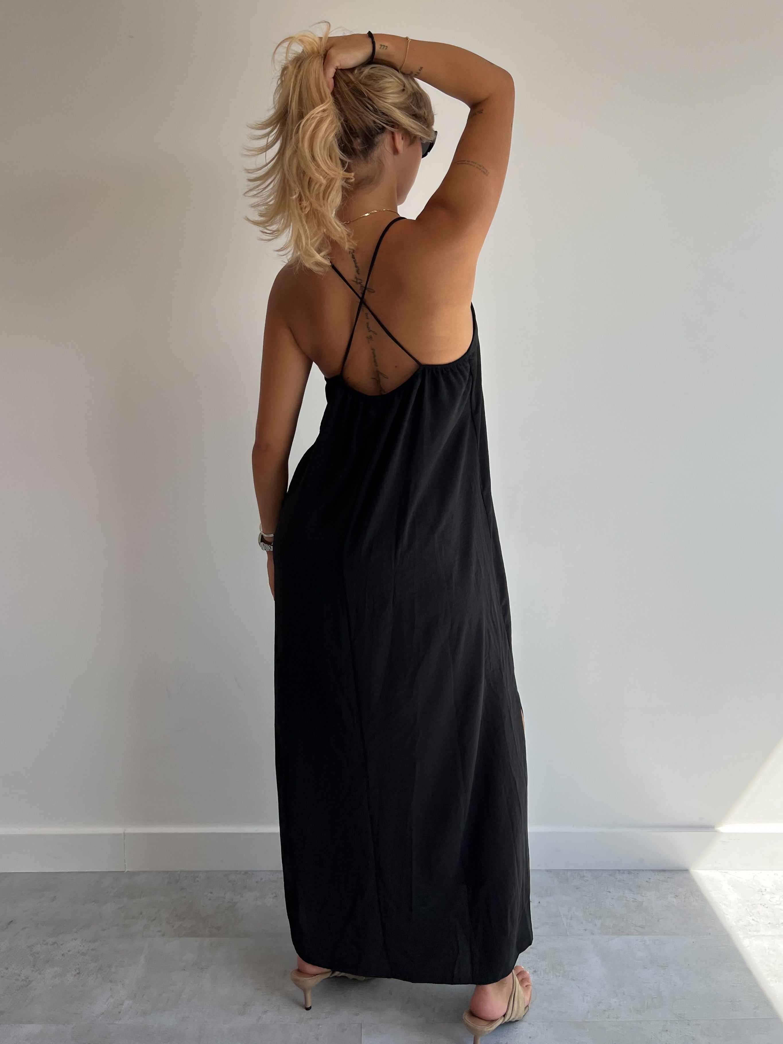 FLOWY OPEN BACK DRESS BLACK