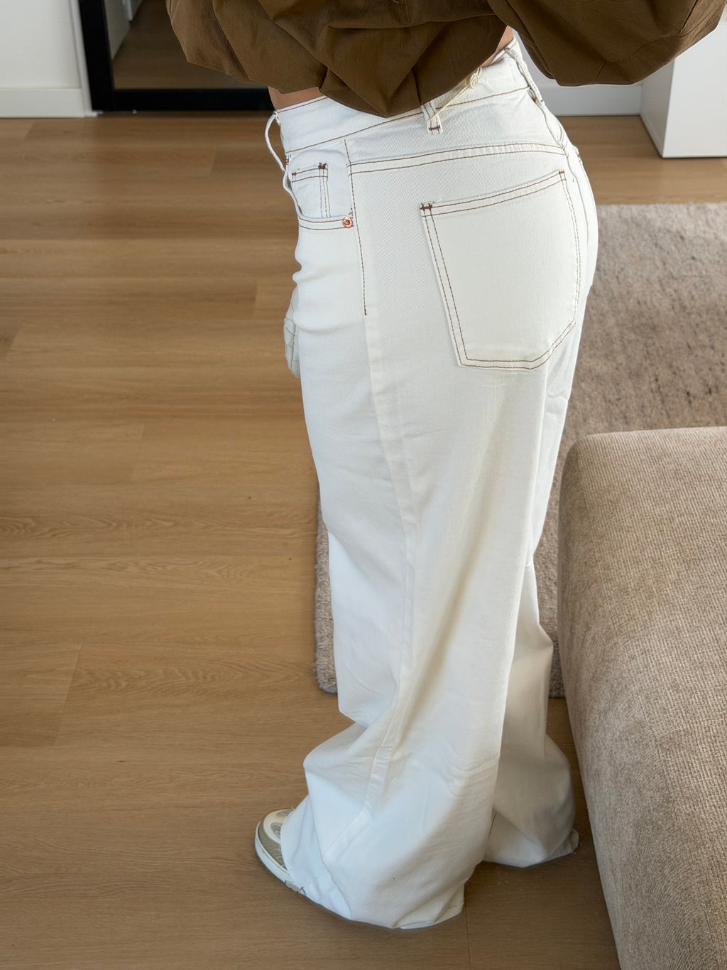 CREAM TALL JEANS BROWN STITCH