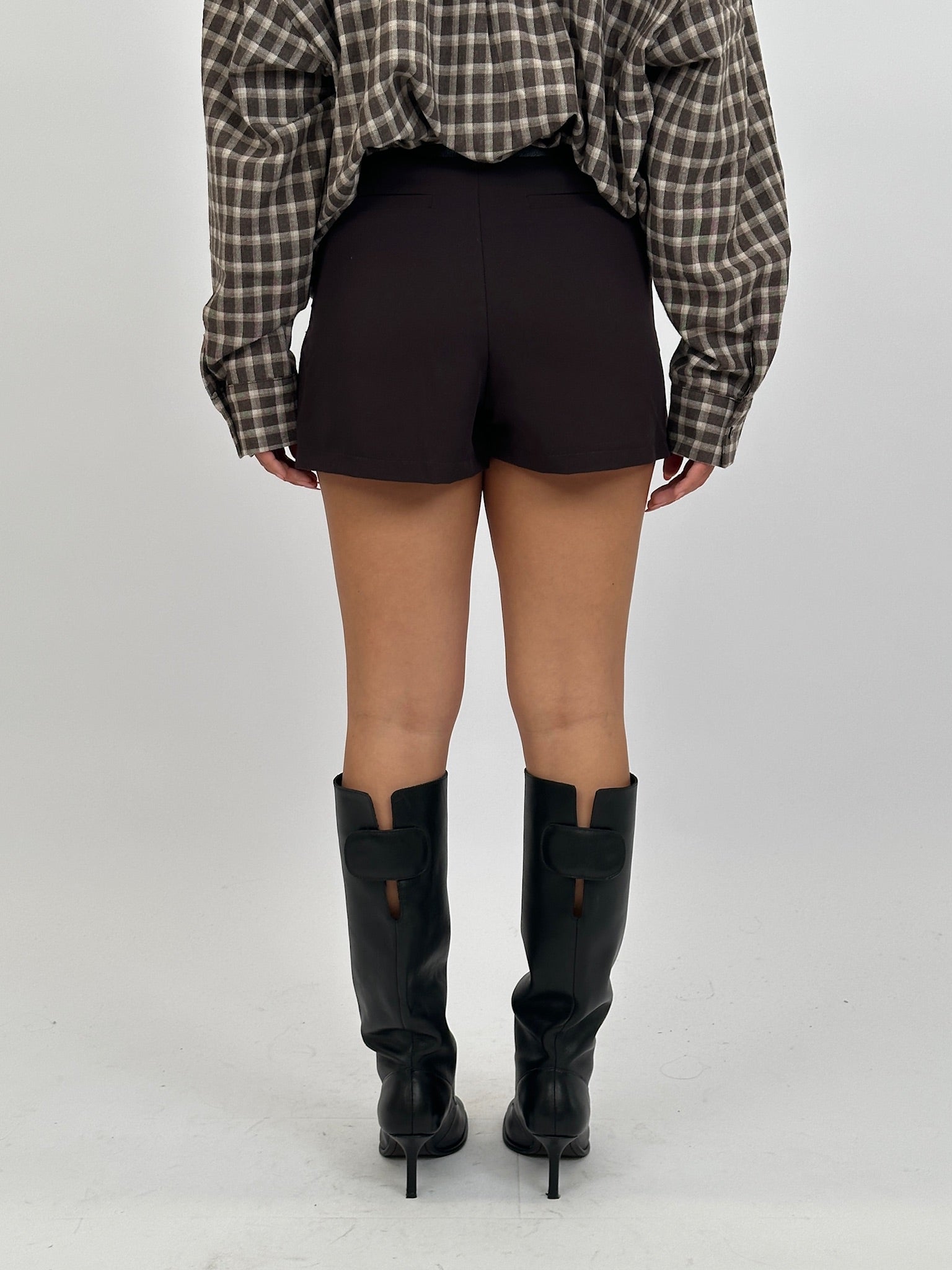 LIA PLISSE SKORT DARK BROWN