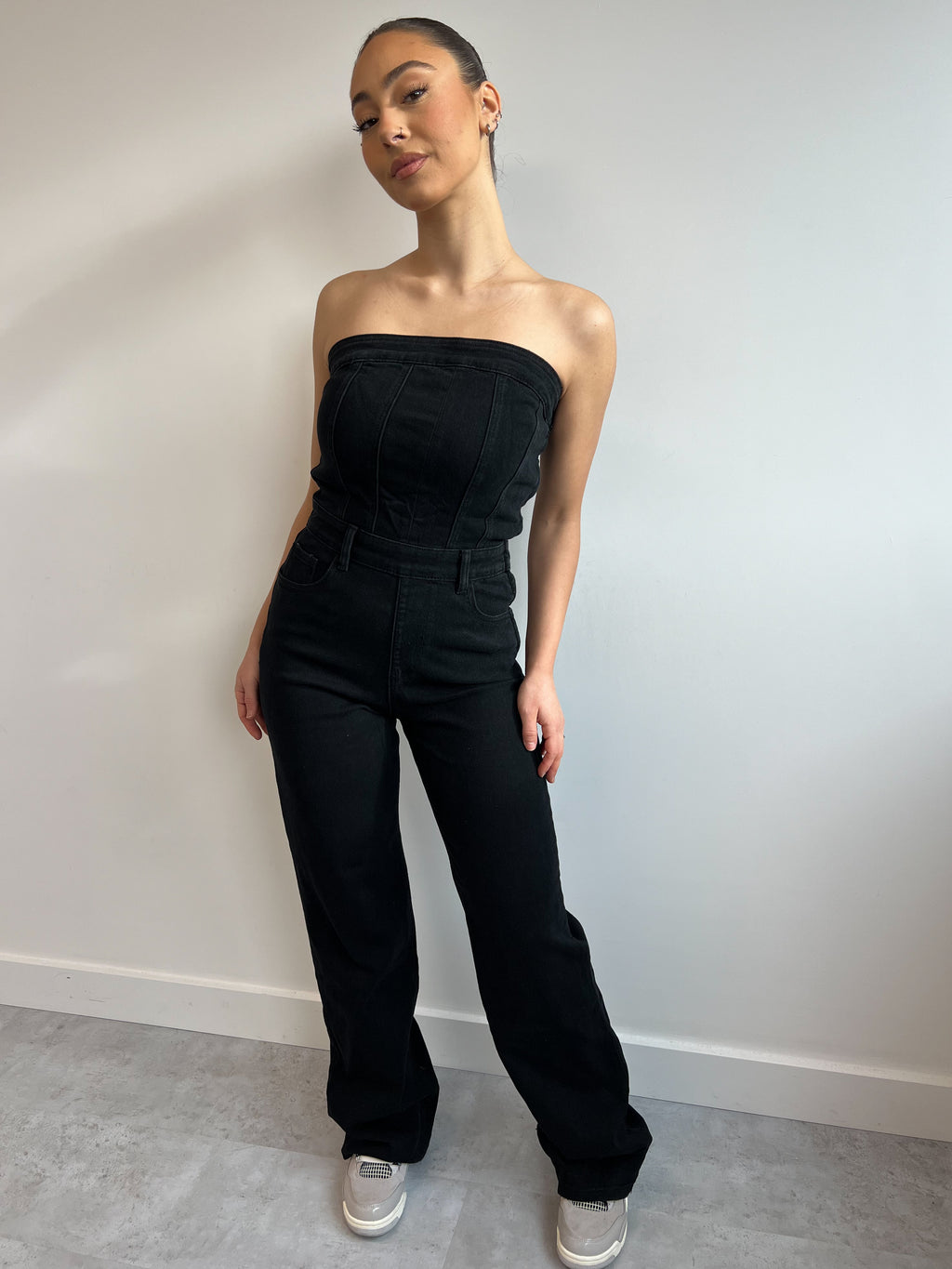 TRÄGERLOSER JUMPSUIT AUS STRETCH-DENIM SCHWARZ