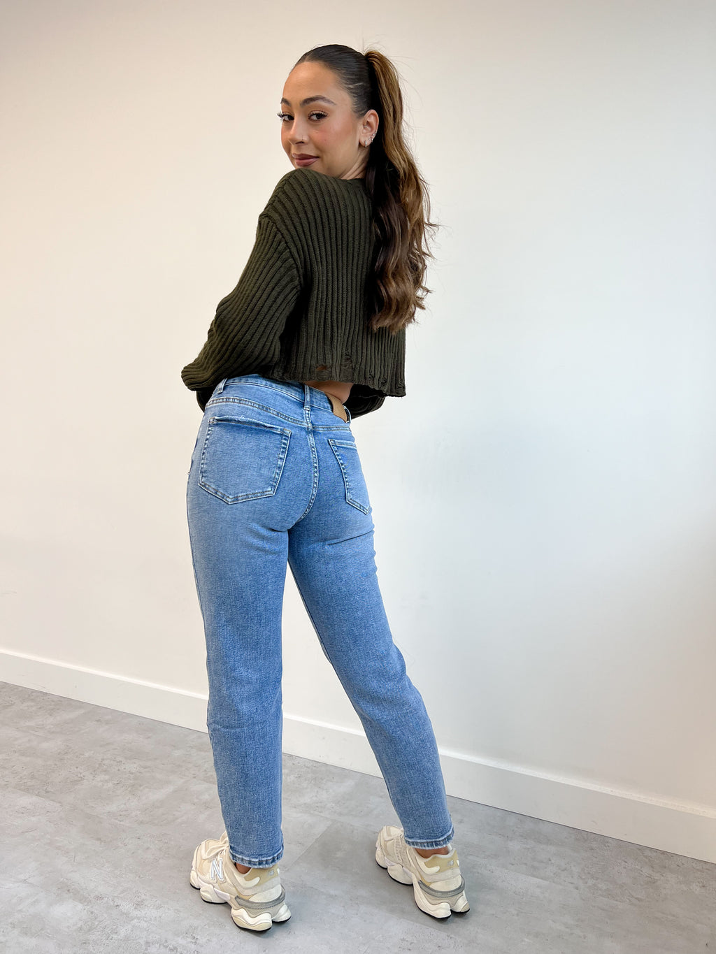 3365 DISTRESSED STRETCH MOM JEANS