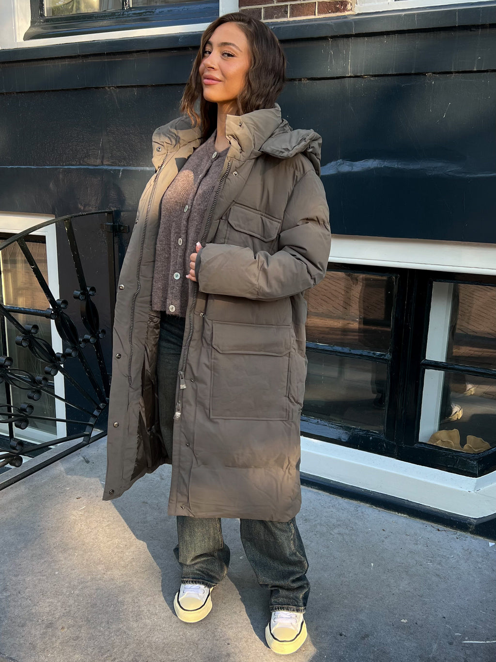 PUFFER MIT GROßER KLAPPE TAUPE