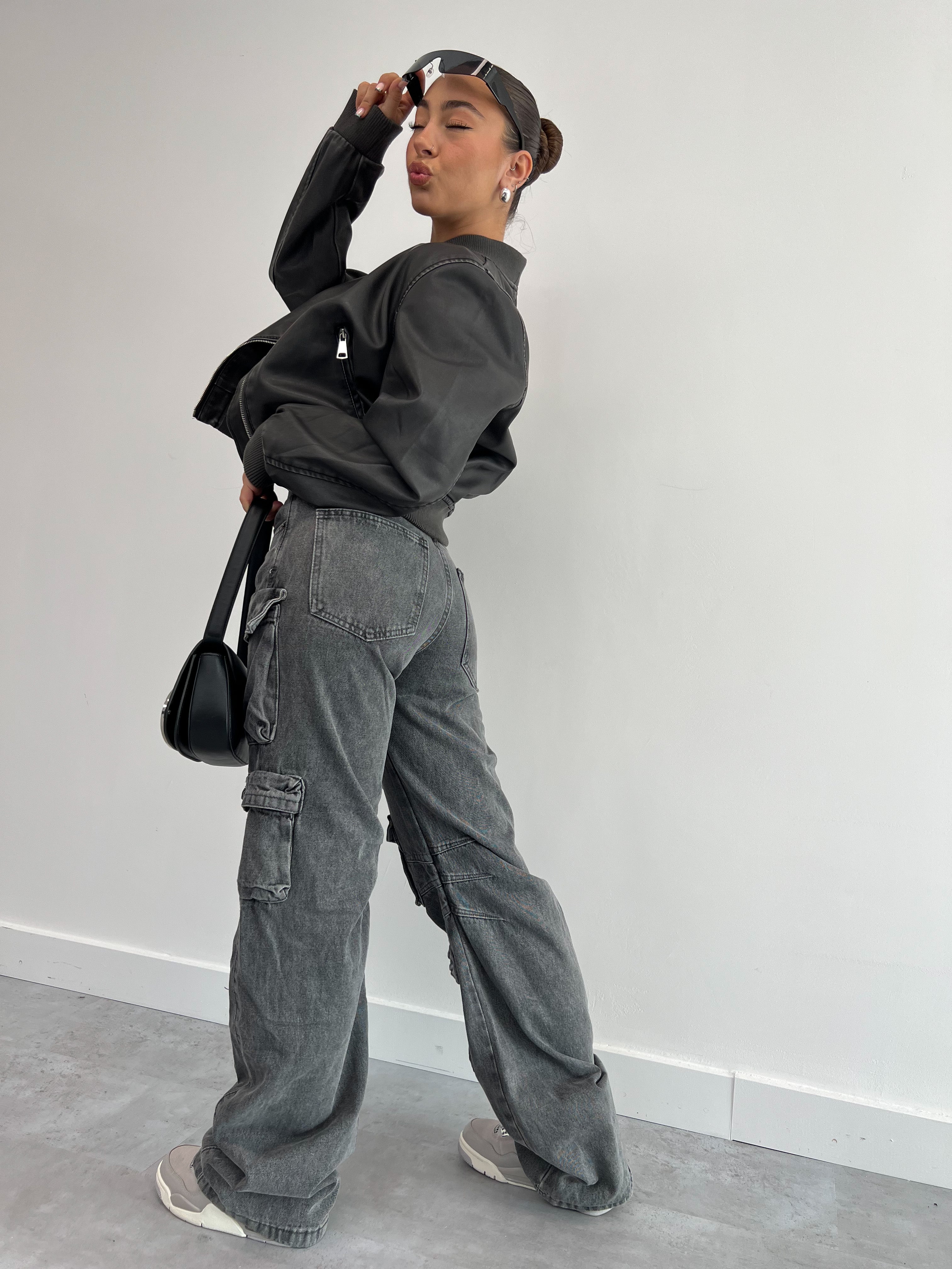 Von Attico inspiriertes Cargo-Grau mit mehreren Taschen, 899