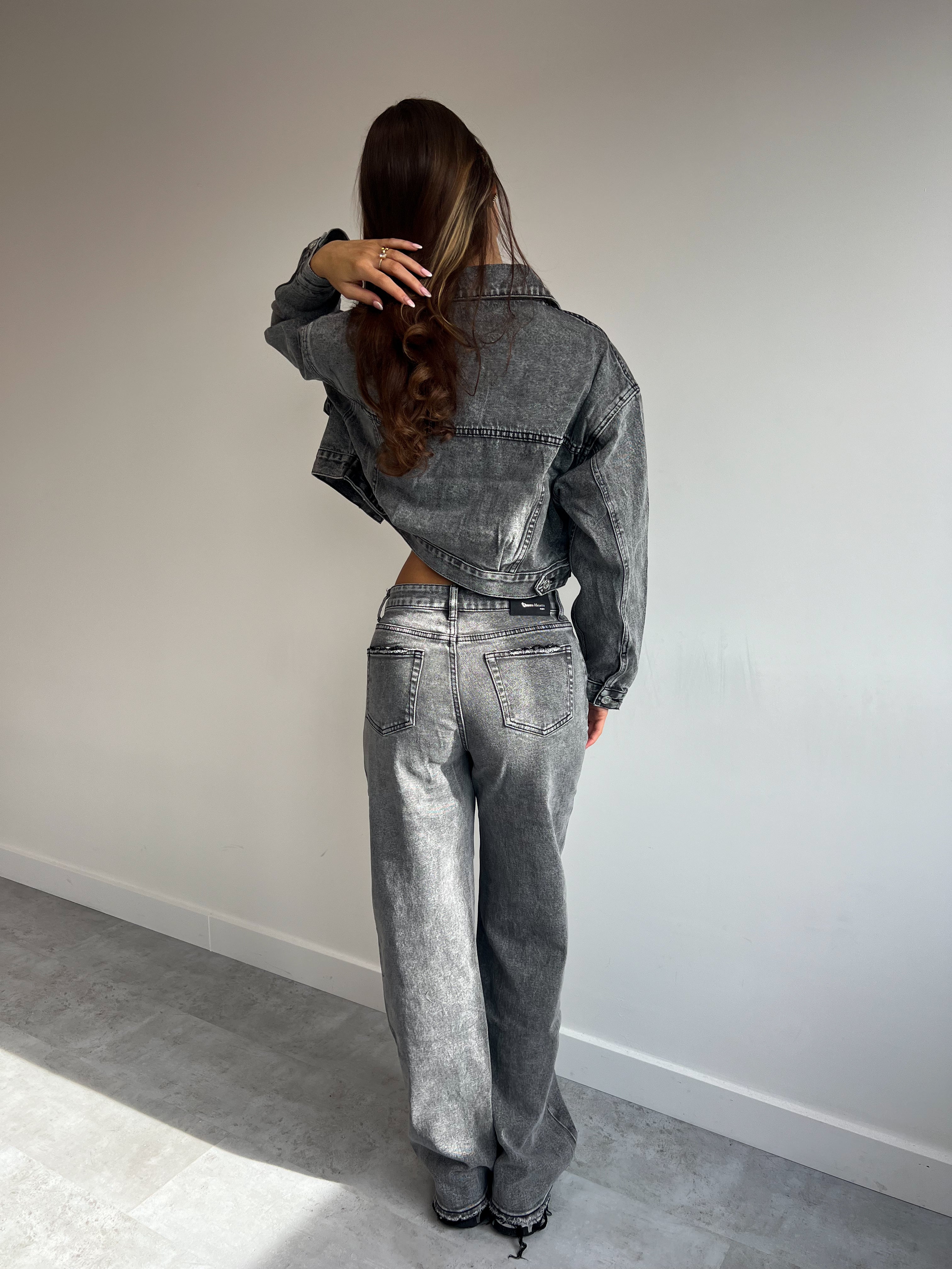 GREY WASH DISTRESSED JEANS