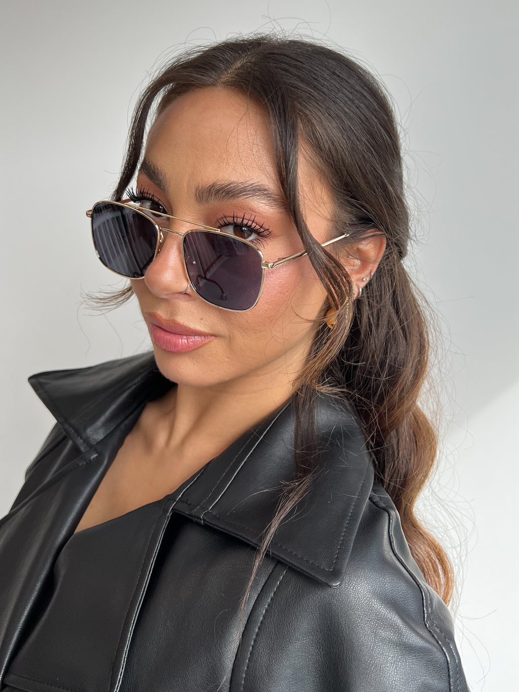 Von Rochen inspirierte Sonnenbrillen in Schwarz