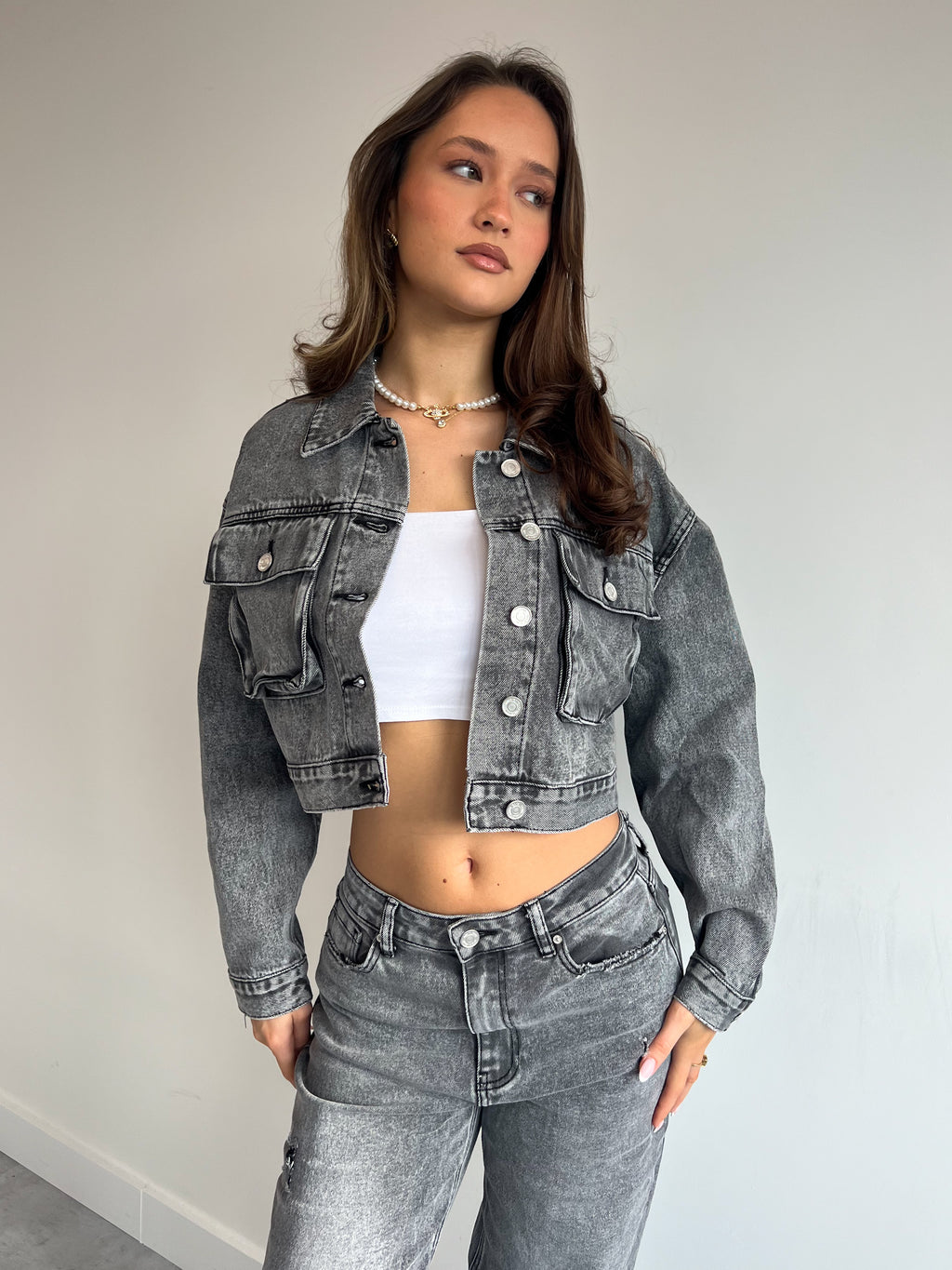 TASCHEN-JEANSJACKE GRAU WASCHEN