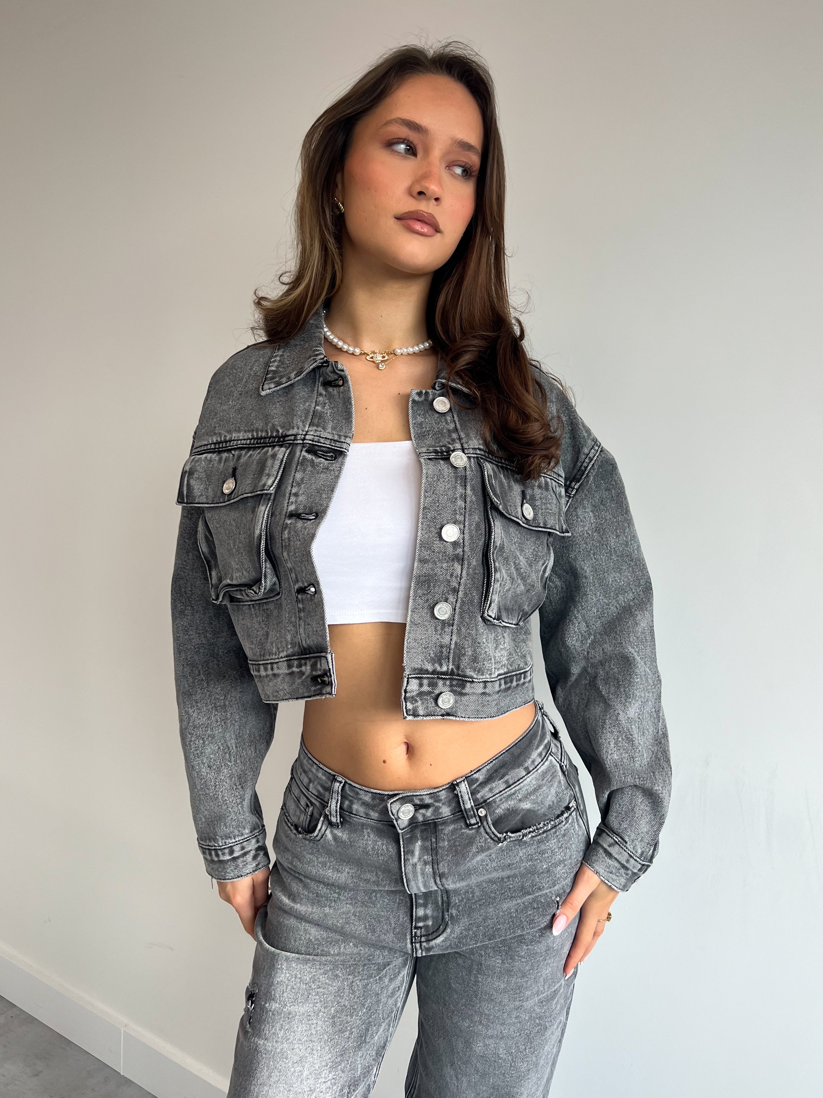 TASCHEN-JEANSJACKE GRAU WASCHEN