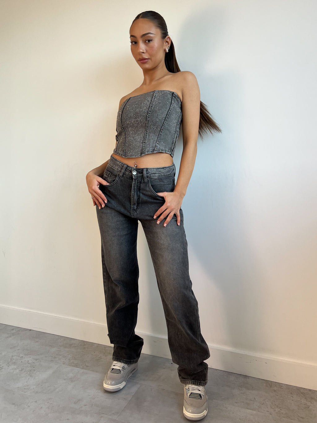 STRETCH-JEANS MIT STRASSTASCHEN GRAU