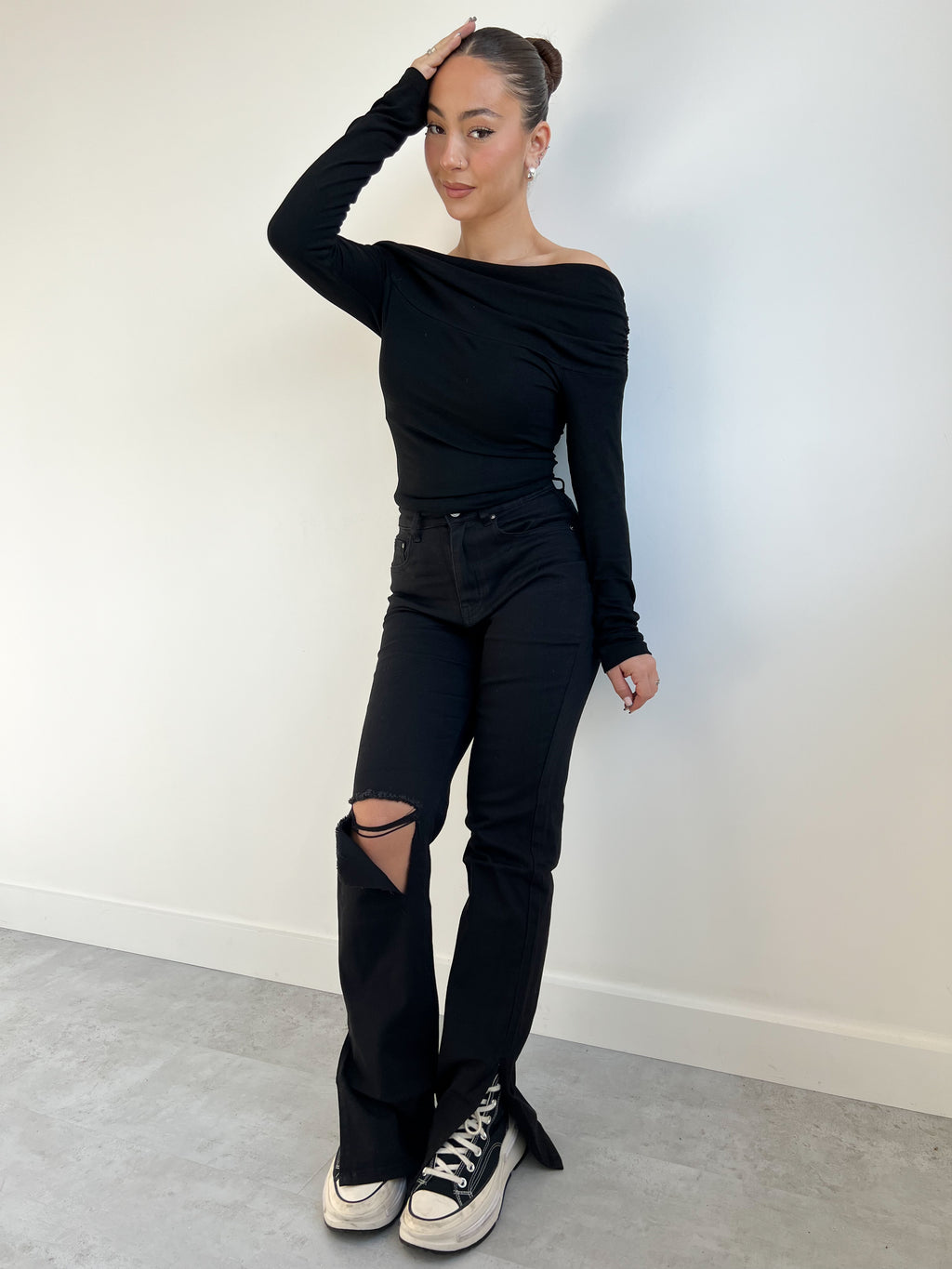 SCHWARZE STRETCH-JEANS MIT GESPLITTEM UND RIPPES