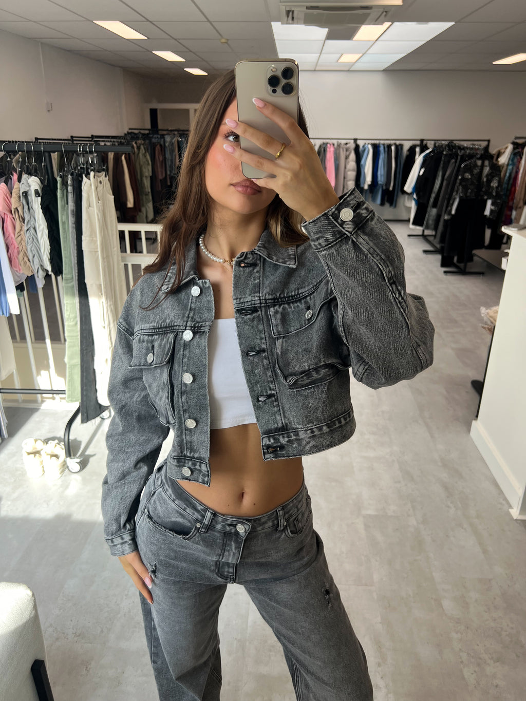 TASCHEN-JEANSJACKE GRAU WASCHEN