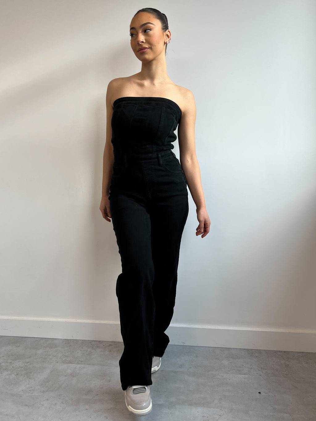 TRÄGERLOSER JUMPSUIT AUS STRETCH-DENIM SCHWARZ