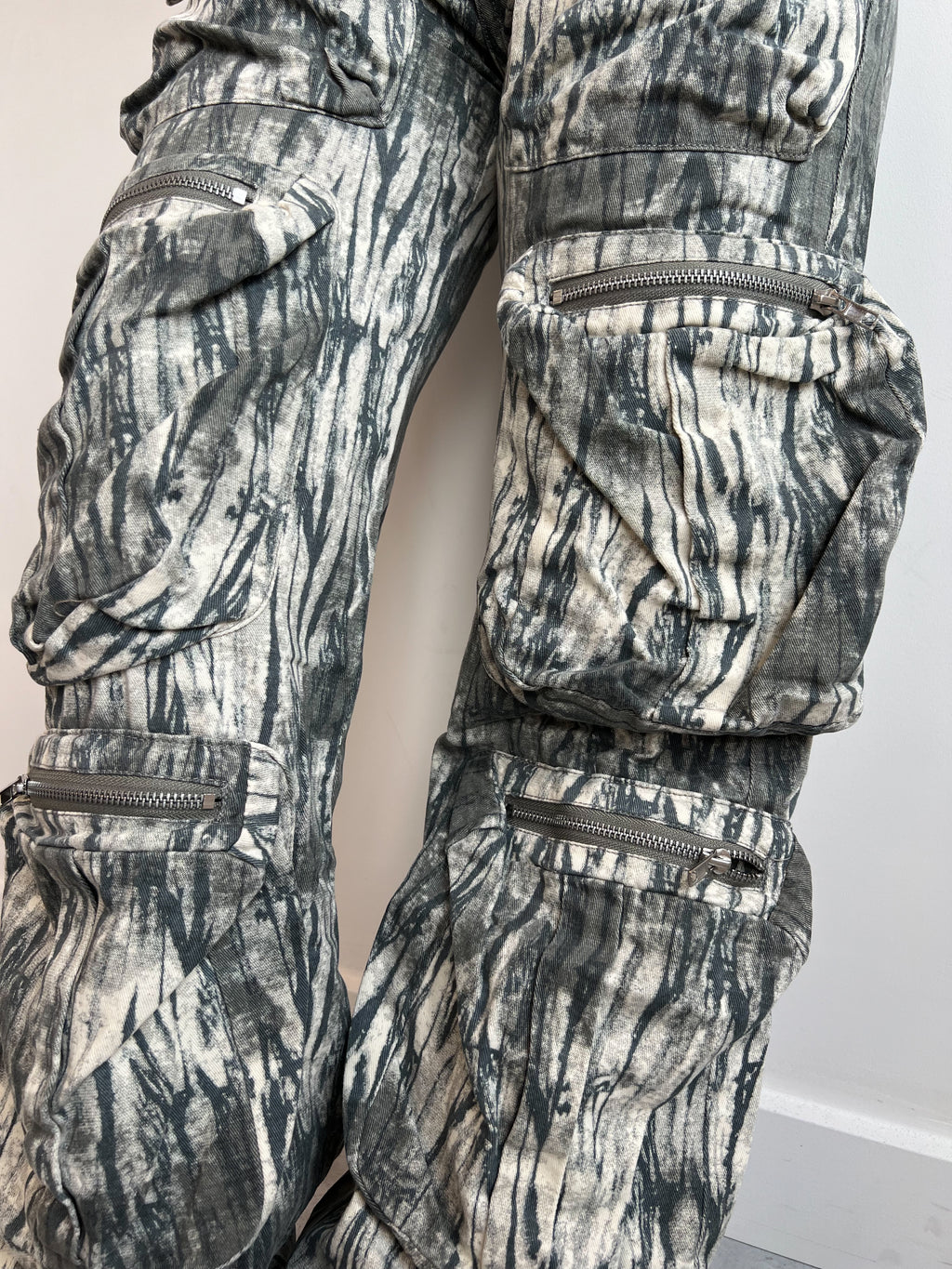 Von Attico inspirierter Cargo-Graudruck mit mehreren Taschen