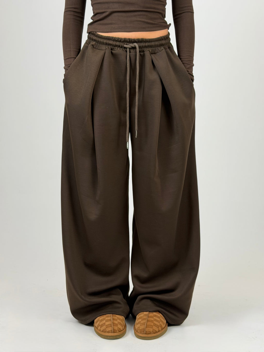 PLEATED JOGGER BROWN