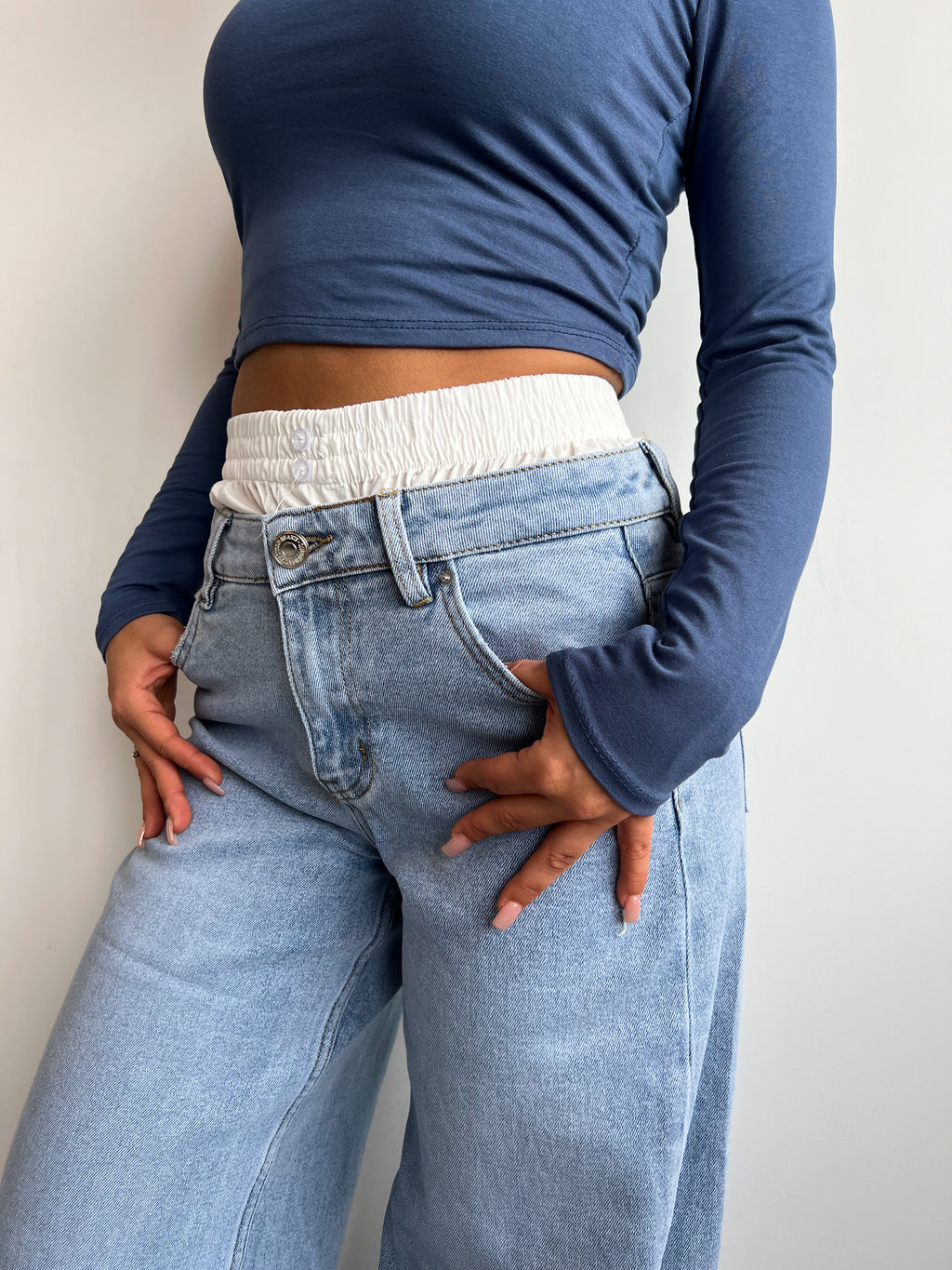 BOXER-JEANS MIT WEITEM BEIN BLAU