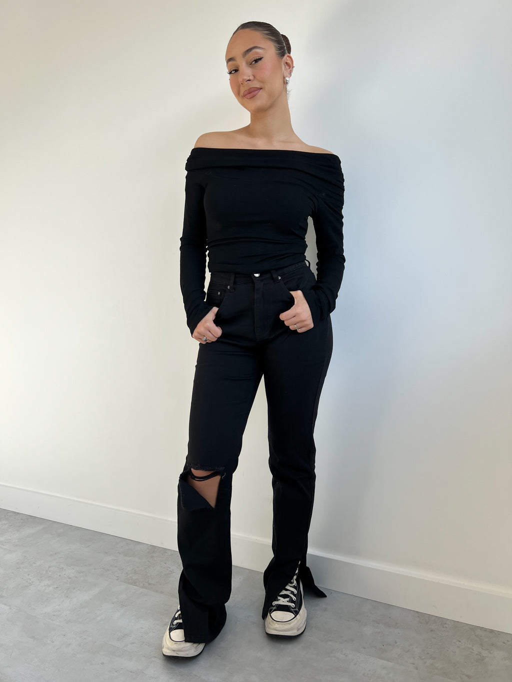 SCHWARZE STRETCH-JEANS MIT GESPLITTEM UND RIPPES