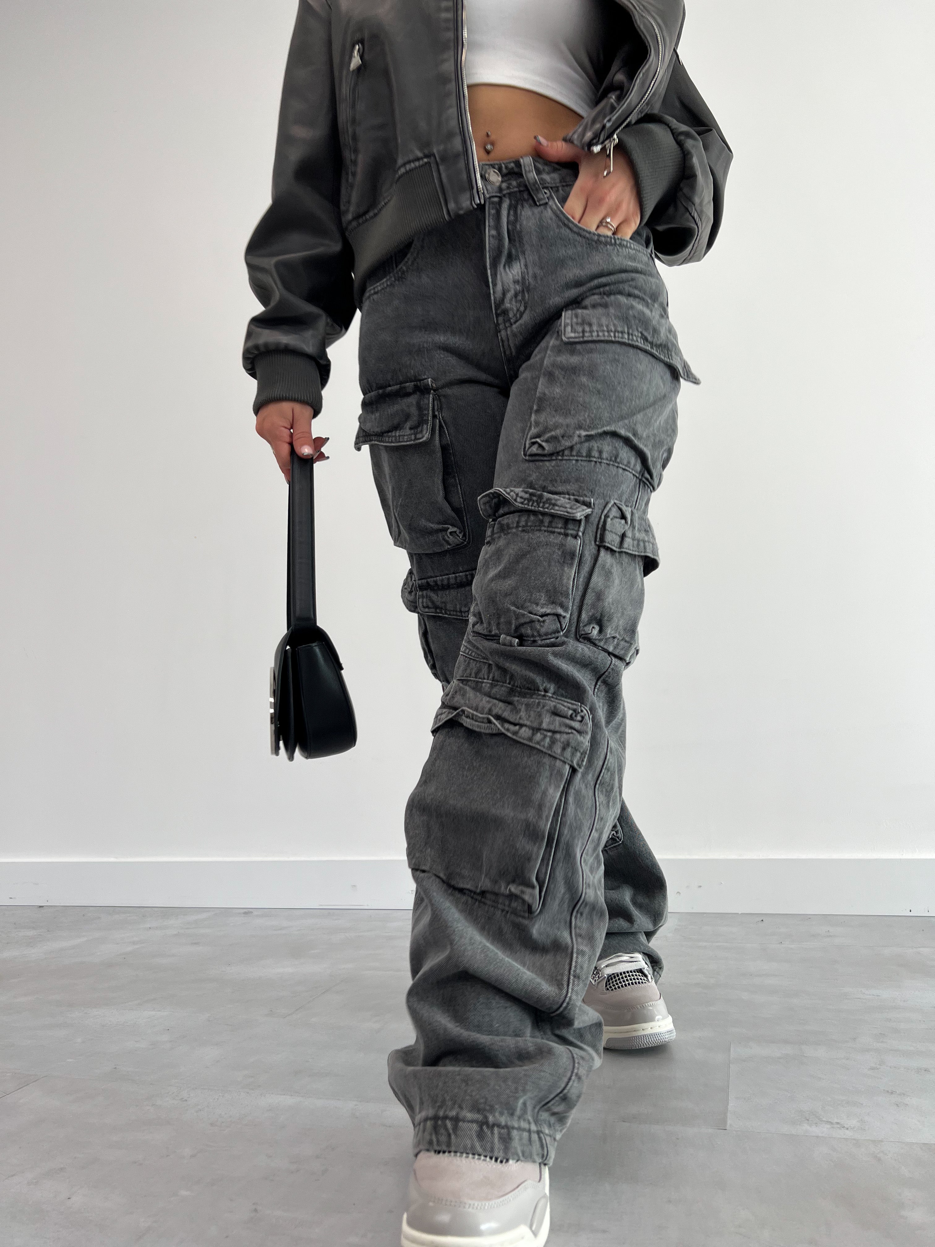 Von Attico inspiriertes Cargo-Grau mit mehreren Taschen, 899