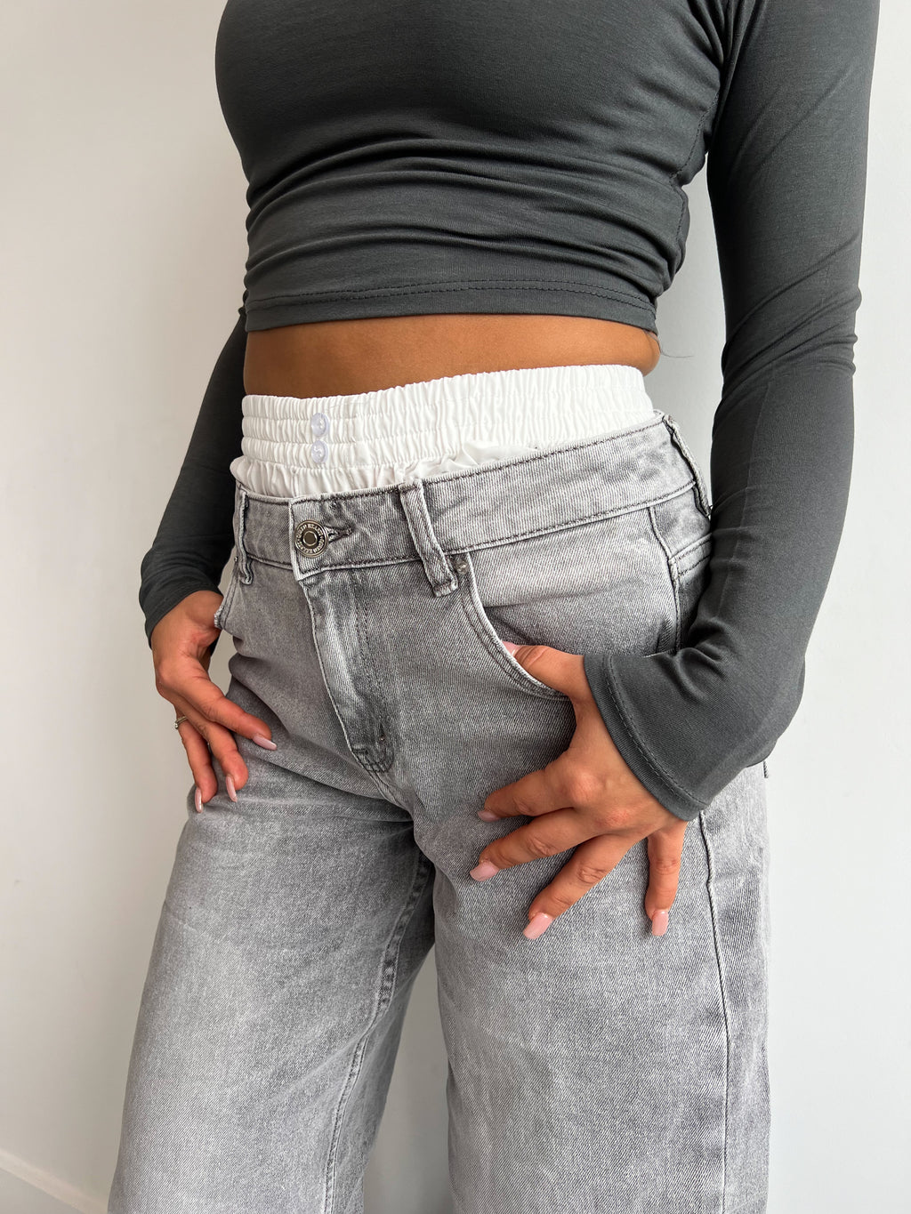 BOXER-JEANS MIT WEITEM BEIN GRAU
