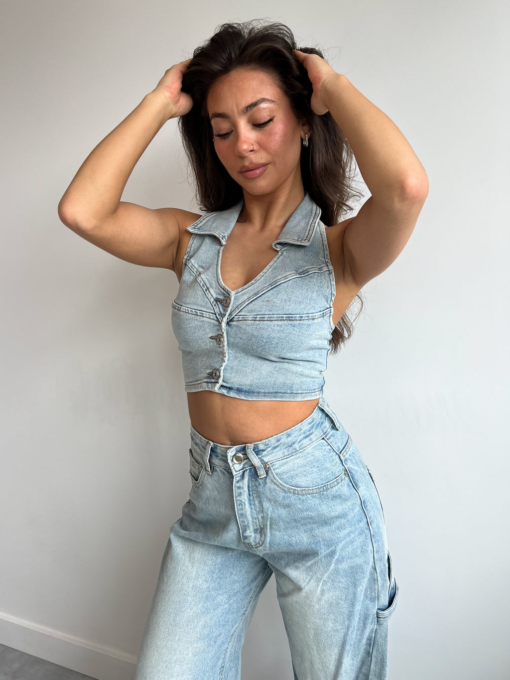 DENIM-OBERTEIL MIT OFFENEM RÜCKENHELLBLAU