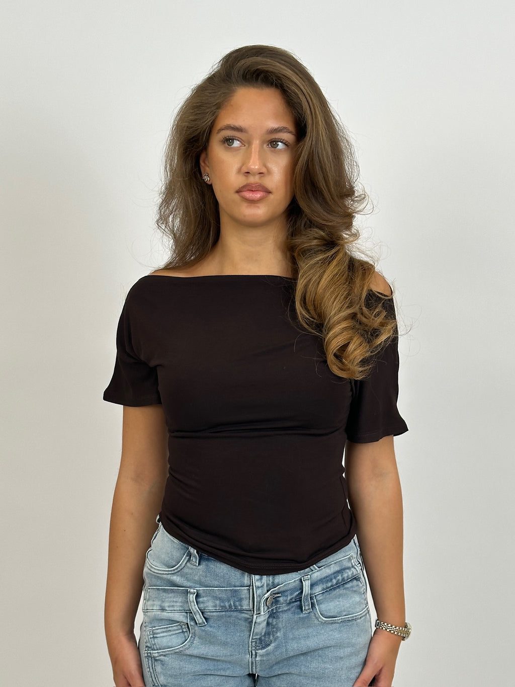 OFFSHOULDER SNATCHED TOP CHOCO