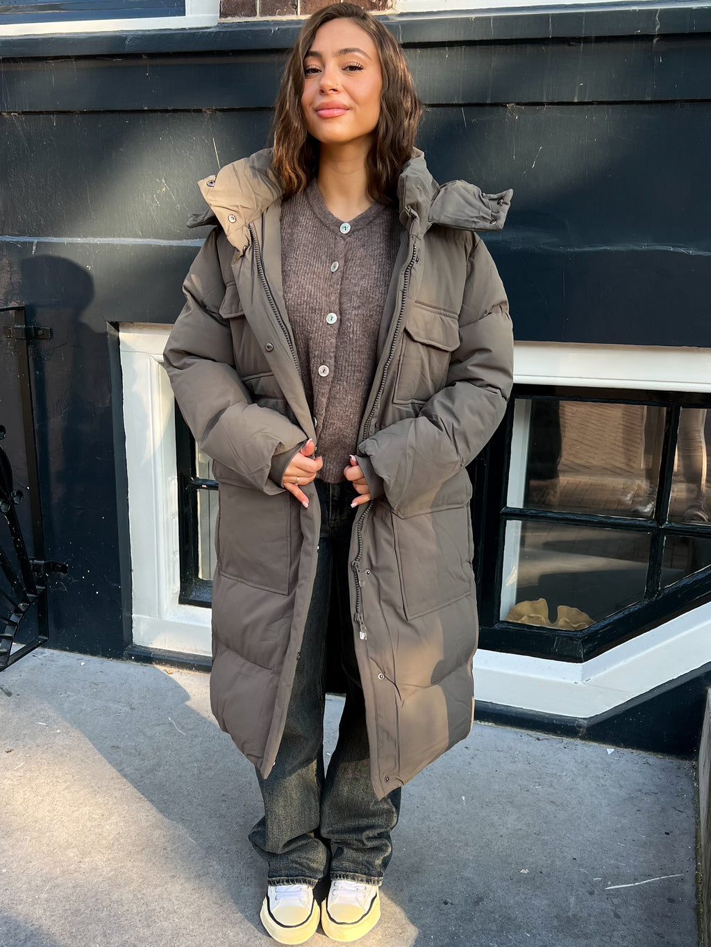 PUFFER MIT GROßER KLAPPE TAUPE