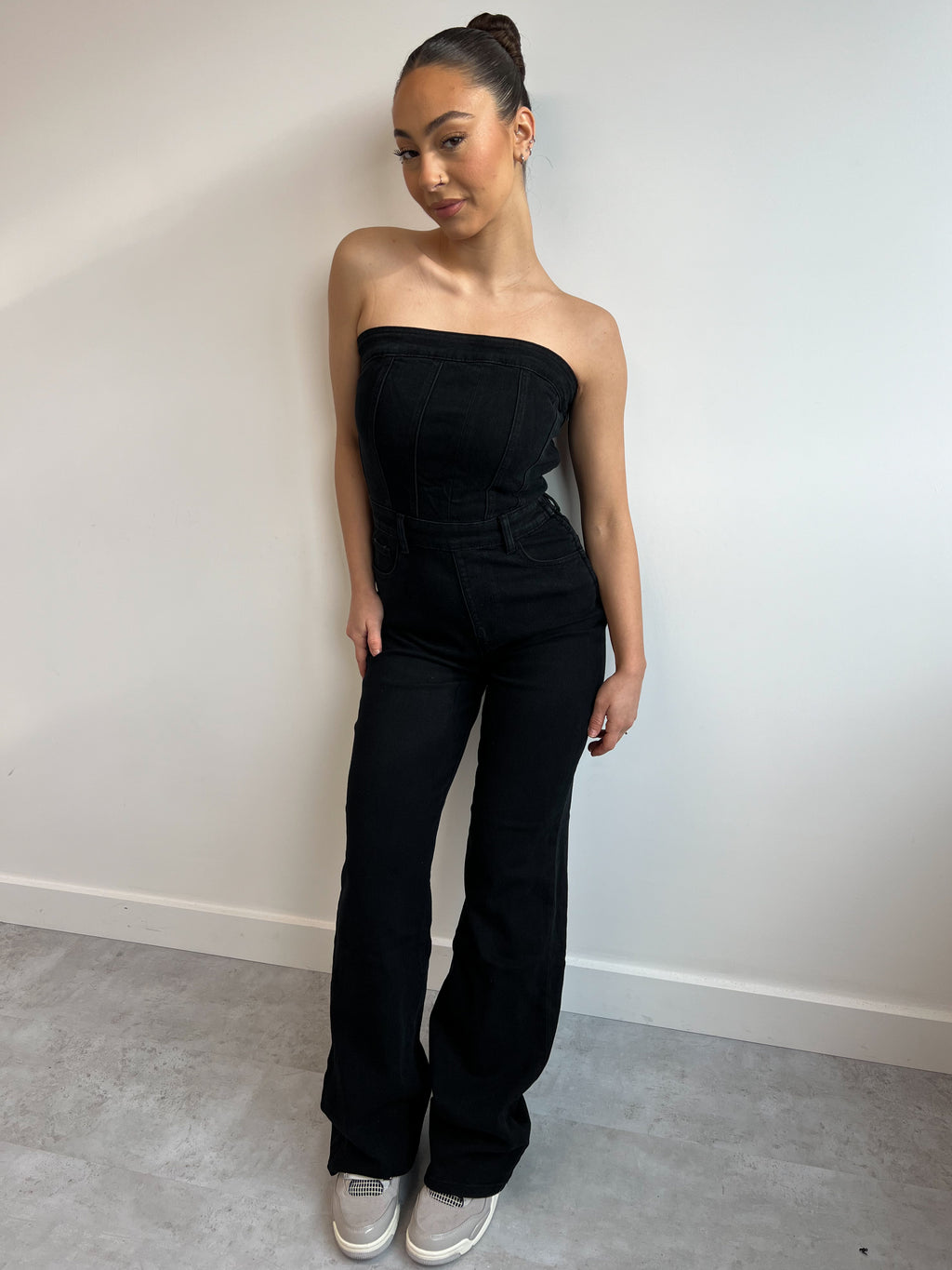 TRÄGERLOSER JUMPSUIT AUS STRETCH-DENIM SCHWARZ