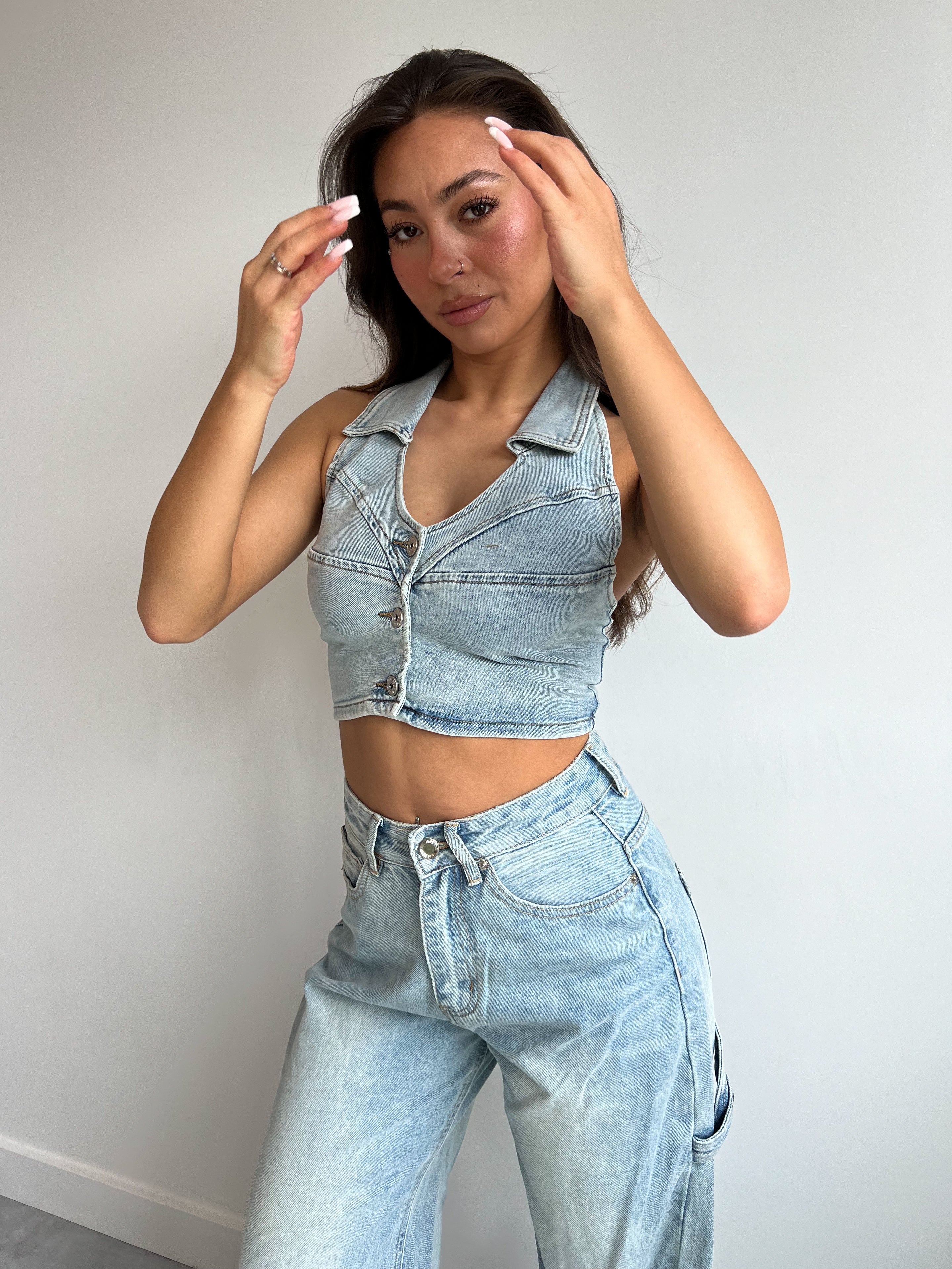 DENIM-OBERTEIL MIT OFFENEM RÜCKENHELLBLAU