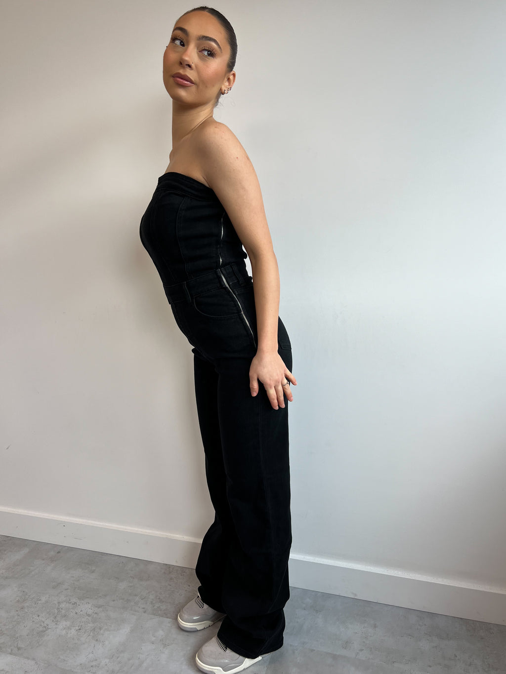 TRÄGERLOSER JUMPSUIT AUS STRETCH-DENIM SCHWARZ