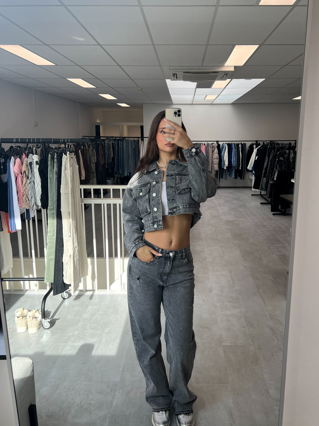 GREY WASH DISTRESSED JEANS