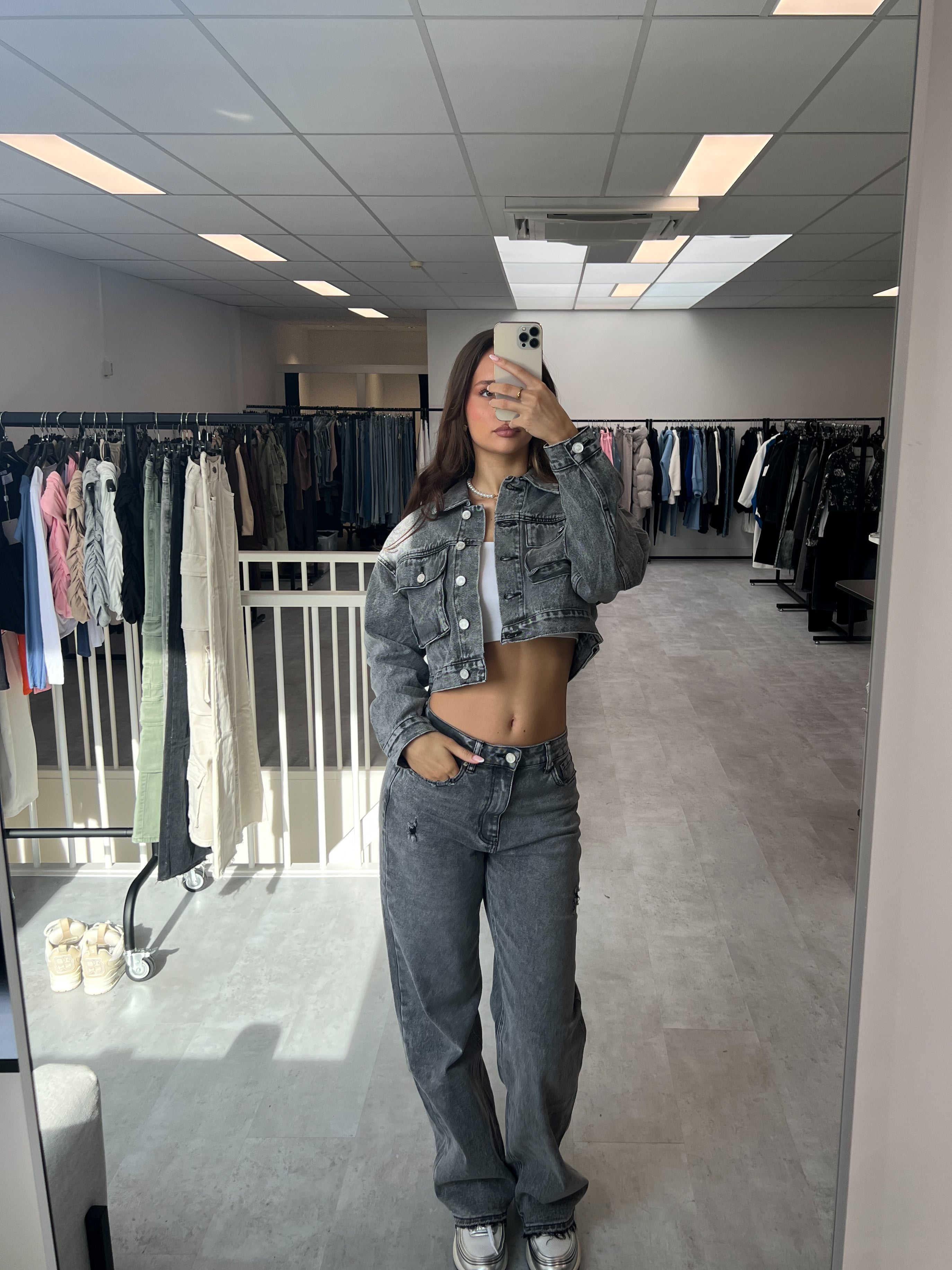 GREY WASH DISTRESSED JEANS