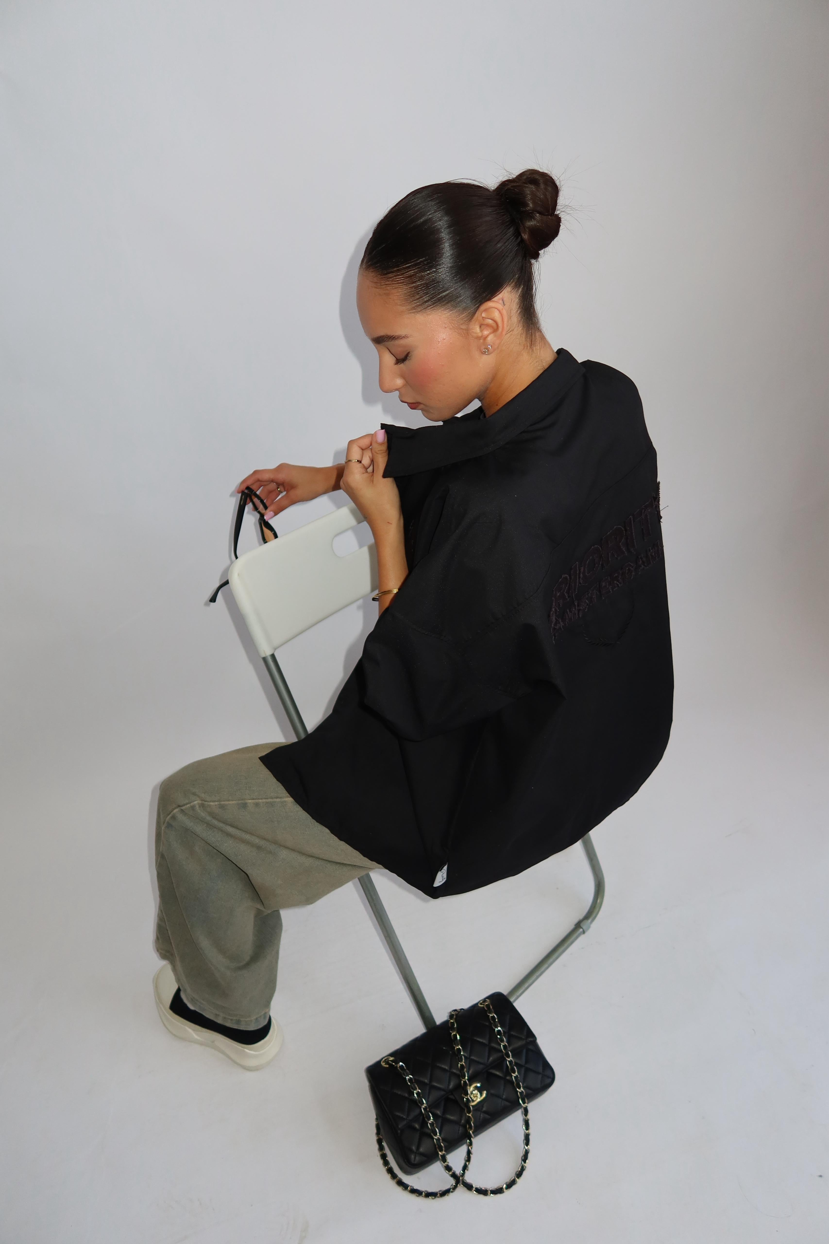 PRIORITY AMSTERDAM BOYFRIEND BLOUSE ALL BLACK